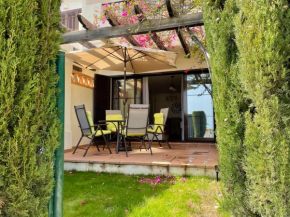 Adosado de estilo Mediterráneo, con jardín y vistas